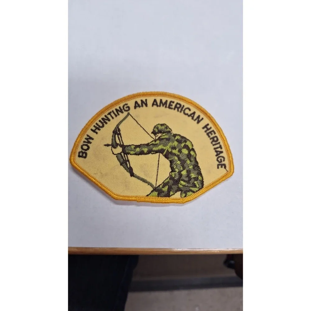 VINTAGE BOW HUNTING AN AMERICAN HERITAGE EMBROIDERED PATCH 4.5 X 3